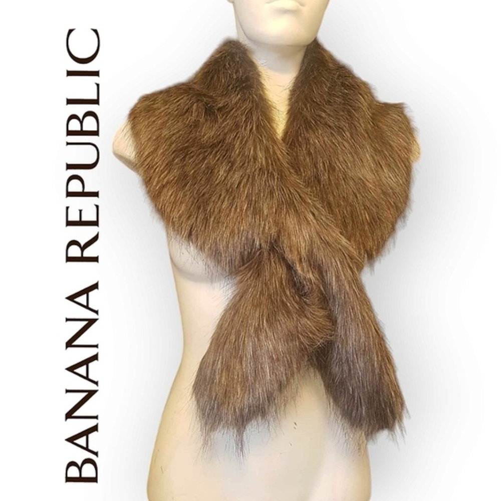 **SOLD** Banana Republic Faux fur interlink lined scarf warm shawl coat topper